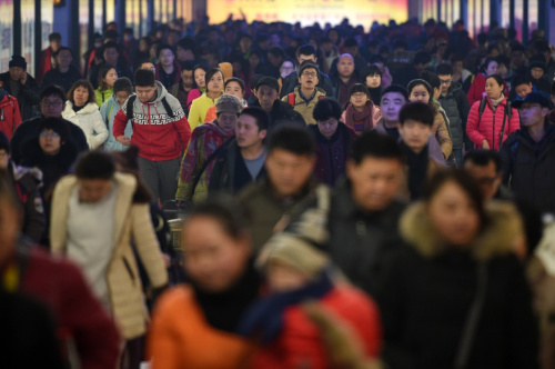 2月12日，抵达北京火车站的旅客在等候出站。新华社记者 鞠焕宗 摄