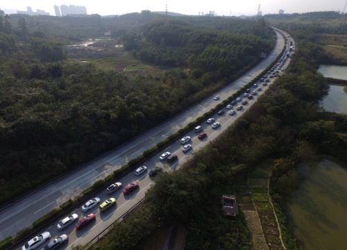 2月12日，车辆排队在广西南宁市绕城高速公路缓慢通行。新华社记者 黄孝邦 摄