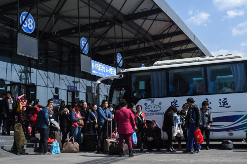 2月12日，乘客在贵阳金阳客车站内候车。新华社记者 欧东衢 摄