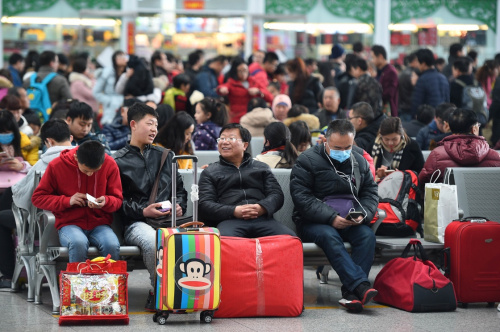 2月12日，旅客在银川火车站候车大厅候车。新华社记者 王鹏 摄