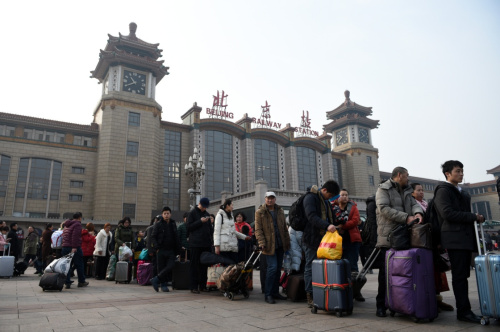 2月12日，在北京火车站，旅客在排队等候出租车。新华社记者 鞠焕宗 摄