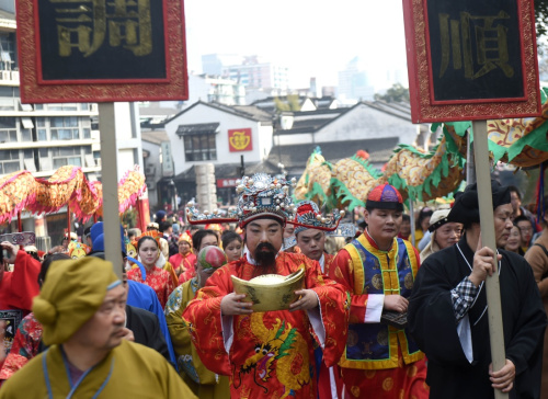 2月12日，“财神”送福队伍在巡游中。新华社记者 韩传号 摄