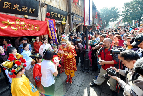 2月12日，由“福建猴王”黄东闽扮演的“大圣”领着五路小财神给三坊七巷的福州传统木金肉丸老铺等商家派发“银元宝”、“招财金猴”等福利。当日，是农历大年正月初五，国家历史文化名街区福州三坊七巷举办“财神有约，大胜归来”祈福开市活动，吸引了众多市民和游客参与。新华社记者 林善传 摄