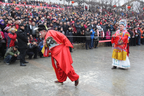 2月12日，民间艺人在山东烟台毓璜顶庙会上表演。新华社发（申吉忠 摄）