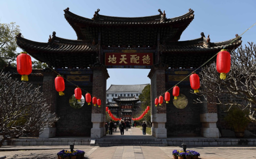 2月12日，游客在云南建水文庙内参观。在云南省红河哈尼族彝族自治州建水县，有一所规模宏大的文庙，至今已有七百多年的历史。经过多次扩建增修，占地面积已达114亩。建水文庙仿照曲阜孔庙的风格规制建造，采用南北中轴线对称的宫殿式，东西两侧对称布置多个单体建筑，被国务院列为国家级重点文物保护单位。近年来，建水文庙已经成为当地旅游热点景区，每年吸引数百万人次前来旅游参观。新华社记者 蔺以光 摄