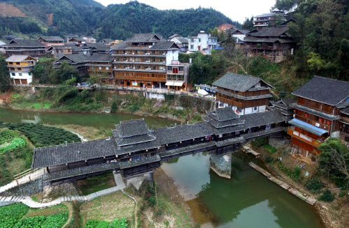 这是广西三江侗族自治县程阳风景区内的风雨桥和民居建筑（1月17日摄）。记者日前从广西壮族自治区旅发委了解到，2015年全区旅游脱贫人口11.05万人，“十二五”期间，通过旅游的“乘数效应”，共实现脱贫人口73.32万人，约占全区脱贫人数的13%。新华社记者 黄孝邦 摄