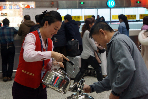 2月12日，大连周水子国际机场工作人员在为滞留旅客服务。新华社记者 邹俭朴 摄