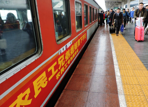 2月12日，旅客在达州火车站登上前往广州的“农民工南下专列”。当日，成都铁路局达州火车站针对四川达州市的农民工南下热潮，开行达州始发前往广州的“农民工南下专列”，缓解农民工出行压力。新华社发（邓良奎 摄）