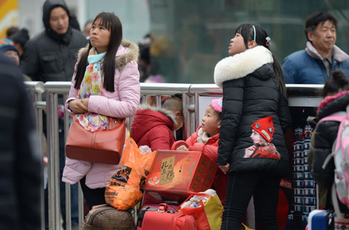 2月13日，乘客在郑州火车站广场等待进站乘车。新华社记者 赵鹏 摄