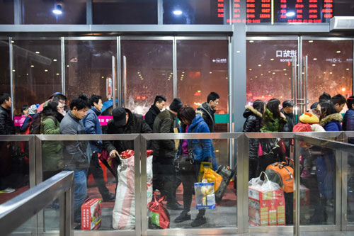 2月13日，旅客们在山东菏泽火车站准备进站候车。新华社记者 连振 摄 