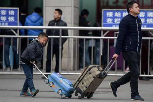 2月13日，旅客准备进入合肥火车站乘车。新华社记者 张端 摄
