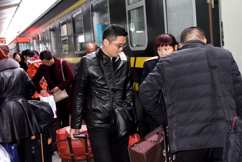 2月13日，旅客在江西南昌火车站乘坐南昌至青岛的K342次列车。新华社记者 周科 摄