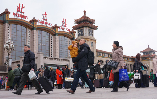 2月13日，北京火车站迎来返京的旅客。新华社记者 李欣 摄