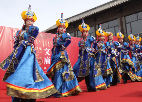2月13日，演员在呼和浩特市2016年文化庙会上表演蒙古族舞蹈。新华社发（魏月飞 摄）