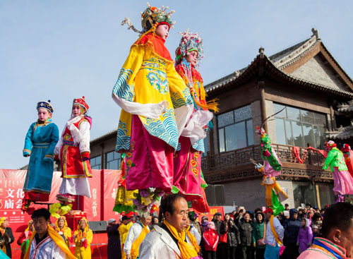 2月13日，在呼和浩特市2016年文化庙会上，民间艺人在进行“脑阁”表演。新华社发（丁根厚 摄）