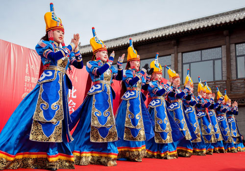     2月13日，演员在呼和浩特市2016年文化庙会上表演蒙古族舞蹈。当日，为期十天的内蒙古呼和浩特市2016年文化庙会开幕，期间举行民间社火展演、戏曲专场演出、非物质文化遗产传习、青城故事汇、贺新春书画笔会、文化庙会图书展等活动，让人们在品味民族文化中喜迎新春。新华社发（丁根厚 摄）