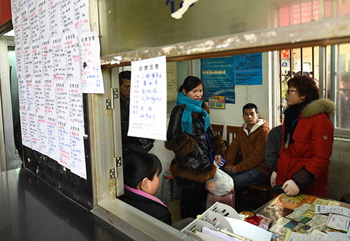 2月13日，安德门民工就业市场内一家职介机构的工作人员（右一）与求职者洽谈。当日，南京安德门民工就业市场结束春节休假，恢复营业，近千名外来务工人员进场求职。该市场在开市首日共提供3000多个就业岗位，目前的需求以物流分拣员、送货员、餐饮服务员、搬运工、勤杂工、保姆等为主。春节过后，各地将迎来求职务工高峰期。