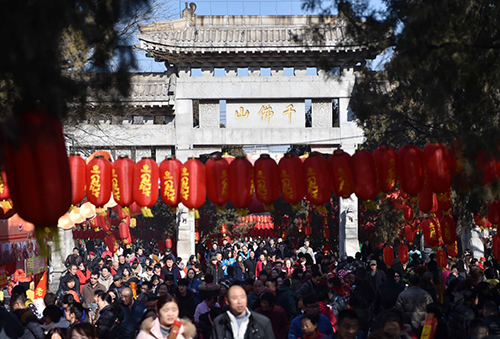 众多游客在济南千佛山游览（2月8日摄）。2月14日，据济南市统计局、市旅游局调查统计，2016年春节假日期间，济南市共接待游客187.72万人次，同比增长7.67%，实现旅游综合收入18.65亿元，同比增长10.29%。