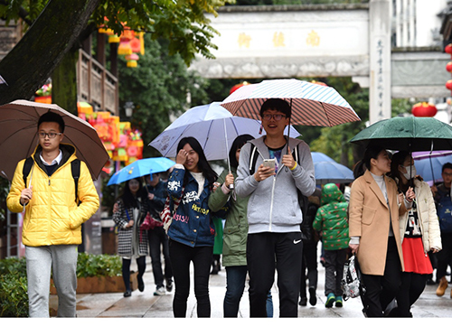 2月14日，游客在福州三坊七巷参观旅游。