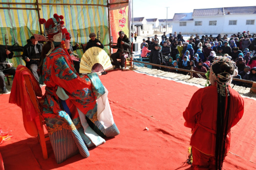 2月15日，宁夏灵武市郝家桥乡狼皮子梁移民新村草根剧团为村民表演秦腔剧目。新华社记者 彭昭之 摄