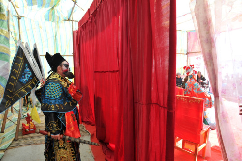 2月15日，宁夏灵武市郝家桥乡狼皮子梁移民新村草根秦腔剧团的演员准备上场。新华社记者 彭昭之 摄