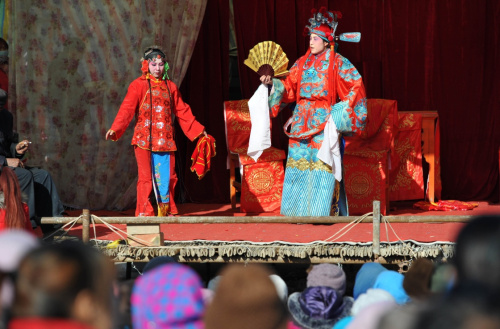 2月15日，宁夏灵武市郝家桥乡狼皮子梁移民新村草根剧团为村民表演秦腔剧目。新华社记者 彭昭之 摄