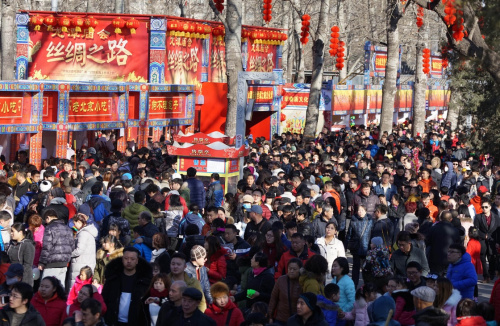 2月8日，游客在北京龙潭公园庙会游览。新华社发（梁志强 摄）