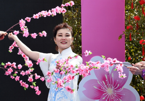 2月16日，中老年时装表演队的演员在梅花节开幕式上进行“梅花旗袍秀”表演。新华社记者 孙参 摄
