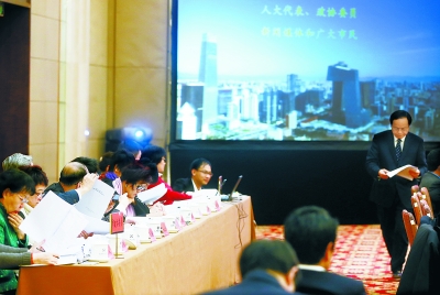 2月15日至16日，北京市政府用两整天时间组织51个市级行政机关和16区政府“一把手”进行集中述职述廉，邀请人大代表、政协委员和各界代表打分，对政府履职绩效进行科学考评。