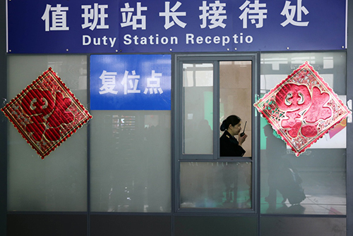 2月14日，长沙高铁南站值班站长谢广越在值班接待室里用对讲机和同事联系。在值班站长接待室里，谢广越需要协调旅客投诉、失物认领、爱心服务等各项工作。春运期间，她手中的长沙高铁南站“18163612306”热线电话，平均每天要接到超过150名旅客打来的问询电话。