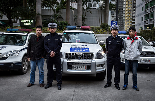 1月26日，深圳交警春节首批探路小分队准备出发。深圳交警每年组织春节前为市民探路活动，2016年已经是第四年了。2016年选取了车流量最大的“京港澳线”和“粤赣沿线”两条线路，携带无人机作业，对拥堵路段、恶劣天气、交通事故、交通违法等情况及时发布、做出提示和处置，派出人员共计20人，途经3个省份、11条高速公路，行程累积超过3000公里，共用时10天。为期40天的春运已经过半，截至2月12日，2016年春运全国旅客发送量已达13.8亿人次，比去年同期增长3.3%。春运期间，记者在湖南和广东两地采访了8个和春运密切相关的工作岗位，并记录下这些岗位所产生的工作数据。这一组组不为人知的春运“大数据”背后，是一群群默默无闻坚守岗位的人，他们牺牲了和家人团聚的时间，为千万家庭的春节团圆保驾护航。