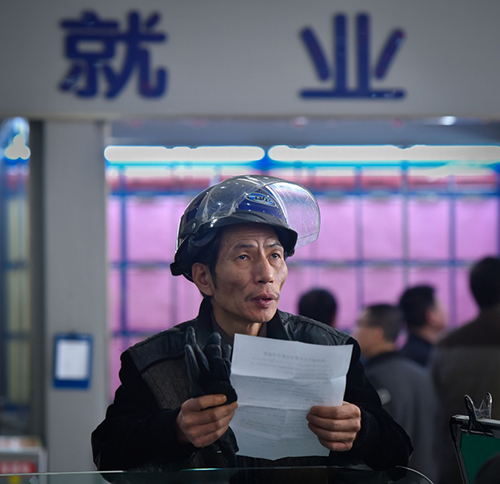 2月17日，在福州市劳动保障大厦就业服务大厅，求职者黄章雄在一家公司展位前了解泊车管理员岗位信息。当日，福建省福州市举行春节过后的首场公益招聘会，吸引了50多家企业和上千名求职者。据了解，在接下来的一段时间里，包括人社部门在内的多家单位将举办系列招聘会，以促进节后就业，帮助企业做好用工服务。