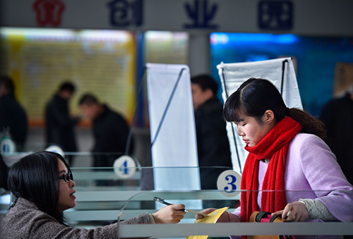 2月17日，在福州市劳动保障大厦就业服务大厅，来自江西的刘女士（前右）在一家餐饮企业招聘展台前了解信息。