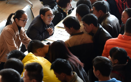 2月17日，一些求职者在昆明市南坝人力资源市场内咨询用工情况。新华社记者 蔺以光 摄