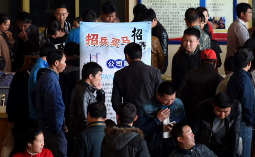 2月17日，一些求职者在昆明市南坝人力资源市场内了解用工情况。新华社记者 蔺以光 摄