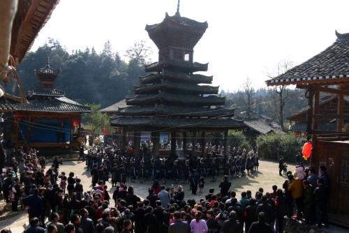 2月17日，侗族村民在参加“鼓楼之宗”活动。当日，贵州省黔东南苗族侗族自治州黎平县岩洞镇述洞村开展一年一度的“鼓楼之宗”活动。侗族老人在当地最古老的鼓楼——始建于明代的独柱鼓楼讲述侗族迁徙历程，告诫大家要敬老尊贤、和睦相处、团结友善，侗族青年男女身着节日盛装围着鼓楼一边踩歌堂，一边唱迁徙古歌，之后在鼓楼旁进行“侗族大歌”对唱，感怀族群迁徙的历史，传承传统文化。新华社发（杨代富 摄）