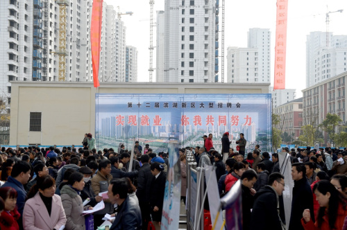 这是合肥市滨湖新区春风行动第十二届滨湖新区大型招聘会现场（2月18日摄）。2月18日，安徽省合肥市包河区滨湖新区针对辖区地处新区及被征地农民、回迁居民多的特点，在回迁小区内组织开展“春风行动第十二届滨湖新区大型招聘会”。本次招聘会共有百余家企业提供了近8000个就业岗位，共吸引辖区内近万名群众前来。新华社记者 郭晨 摄