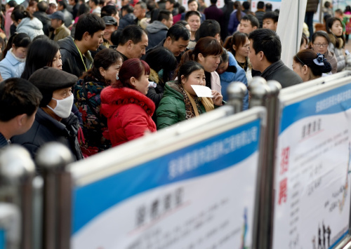 2月18日，求职者在合肥市滨湖新区春风行动第十二届滨湖新区大型招聘会现场查看招聘信息。新华社记者 郭晨 摄