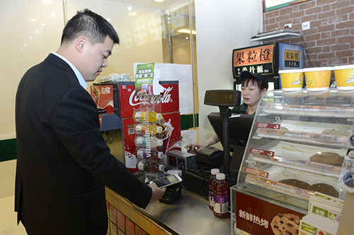 2月18日，一位顾客在北京一家快餐店用“苹果支付”购买快餐。