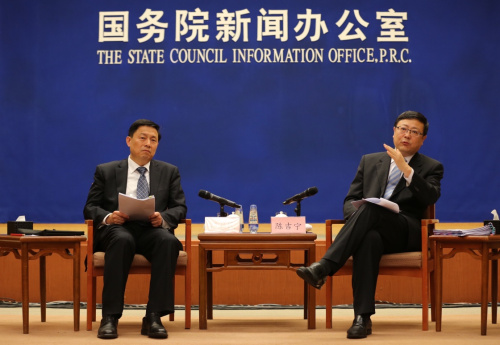2月18日，环保部部长陈吉宁（右）在发布会上与媒体交流。当日，国务院新闻办举行中外媒体见面会，环保部部长陈吉宁就2015年环境保护工作和2016年工作安排与中外媒体交流。新华社记者 金立旺 摄