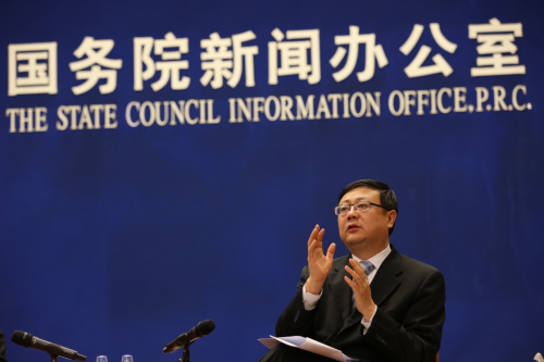 2月18日，环保部部长陈吉宁在发布会上与媒体交流。新华社记者 金立旺 摄