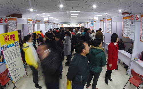 2月18日，求职者在银川市人力资源市场“春风行动”首场招聘会上找工作。当日，宁夏银川市“春风行动”首场招聘会在银川市人力资源市场举行，163家用人单位提供岗位3200个，吸引了5000多名求职者。银川市今年的“春风行动”开展进乡镇、进园区、进工厂，送岗位、送政策、送技能的“三进三送”活动，搭建就业供需平台，服务求职人群。新华社记者 王鹏 摄
