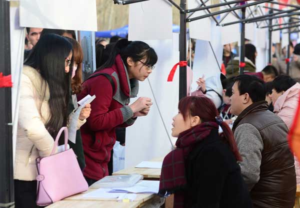 2月19日，求职者在“2016年河北省毕业生就业市场”上咨询就业信息。新华社记者 朱旭东 摄
