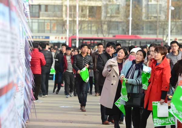 2月19日，求职者在“2016年河北省毕业生就业市场”上寻找就业岗位信息。新华社记者 朱旭东 摄