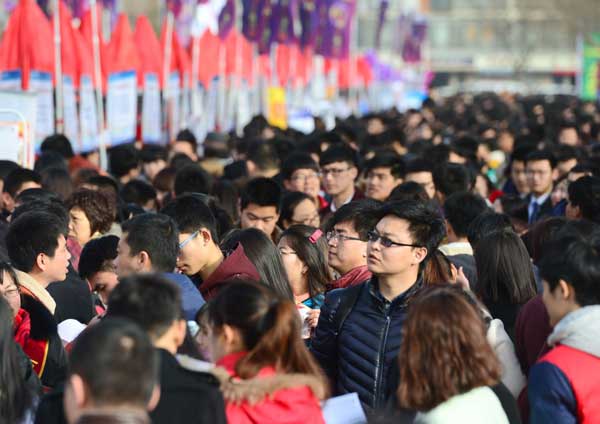 2月19日，求职者在“2016年河北省毕业生就业市场”上寻找工作岗位。当日，河北省春节后首场大型招聘会“2016年河北省毕业生就业市场”在石家庄开幕，2300多家用人单位参会，提供就业岗位4万余个。新华社记者 朱旭东 摄