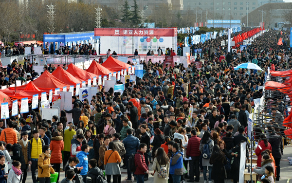 2月19日，河北省春节后首场大型招聘会“2016年河北省毕业生就业市场”在石家庄开幕，2300多家用人单位参会，提供就业岗位4万余个。新华社记者 牟宇 摄
