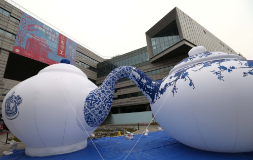 2月19日拍摄的展厅外广场上的公共装置《融》，不久前曾亮相于英国伦敦“中英文化交流年伦敦闭幕艺术庆典”。新华社记者 任珑 摄