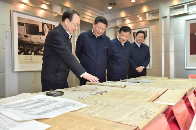 2月19日，中共中央总书记、国家主席、中央军委主席习近平在北京主持召开党的新闻舆论工作座谈会，并到中央新闻单位调研。这是习近平在人民日报社了解人民日报发展历程。新华社记者 李涛 摄