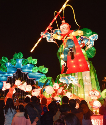 2月19日，市民和游客在福州元宵灯会上观赏大型灯组“灵猴献瑞”。元宵佳节将至，福建省福州市在闽江两岸举行元宵灯会。本届灯会在体现民俗花灯的基础上,引入不少人文典故，既突出时代特征，又体现地域特色，吸引了数万名市民前来参观。新华社记者 宋为伟 摄