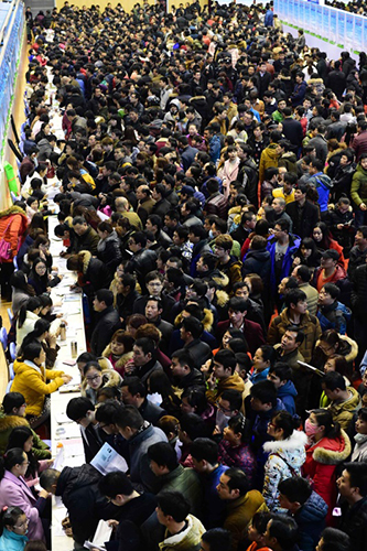 2月20日，求职者在江苏镇江“春风行动”大型就业招聘会上求职。当日，江苏镇江“春风行动”大型就业招聘会在镇江新区大港体育馆举行，共有186家单位携6000余个岗位进场，吸引众多求职者前来应聘。
